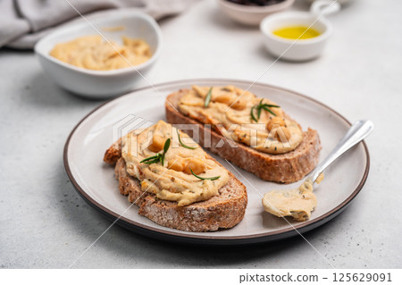 Delicious sandwiches with hummus 125629091