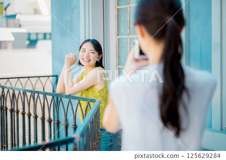 一對母女在旅行中度過時光 親子女孩旅行 125629284