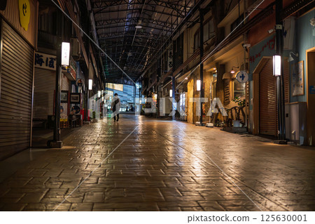 夜晚連接熱海站的仲見世商店街 125630001