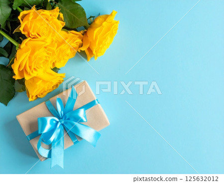淺藍色背景上的黃玫瑰和禮品盒的父親節圖像 125632012