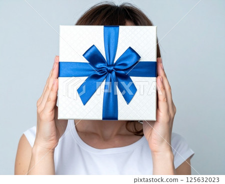 女人用禮盒遮住臉 125632023
