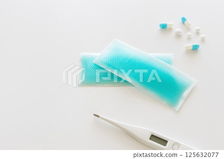 白色背景發燒時所使用的冷卻凝膠片 125632077