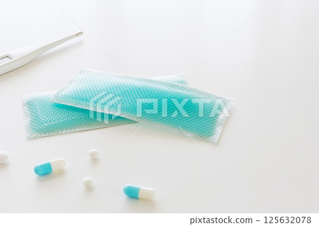 白色背景發燒時所使用的冷卻凝膠片 125632078