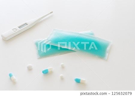 白色背景發燒時所使用的冷卻凝膠片 125632079