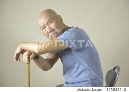 腿部穩定性較差的老人在室內使用拐杖 125632248