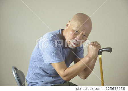 腿部穩定性較差的老人在室內使用拐杖 125632258