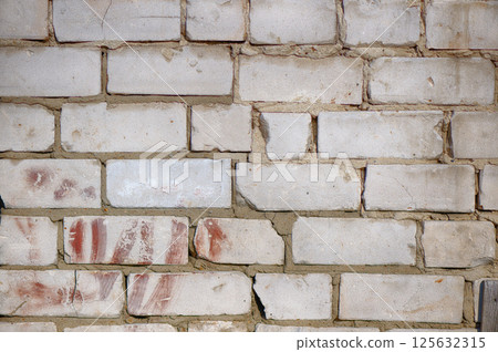Roughly made brickwork 125632315