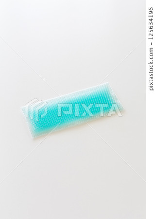 白色背景發燒時所使用的冷卻凝膠片 125634196