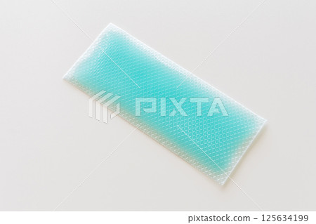 白色背景發燒時所使用的冷卻凝膠片 125634199