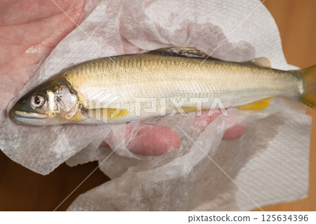 用廚房紙巾去除香魚滑溜的魚皮（圖） 125634396