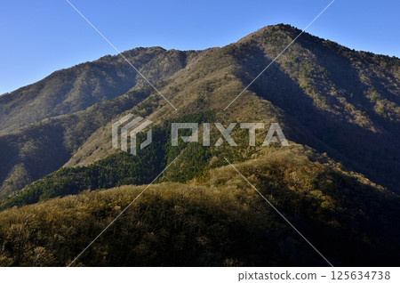 從天使山的龍岳眺望深秋的高台與雨岳 125634738