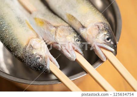 烤鹹魚串的準備（照片） 125634754