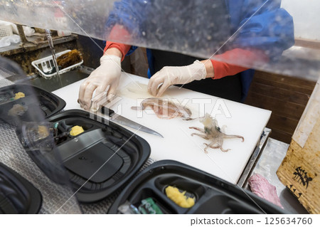 Scene of preparing live squid from Hakodate 125634760