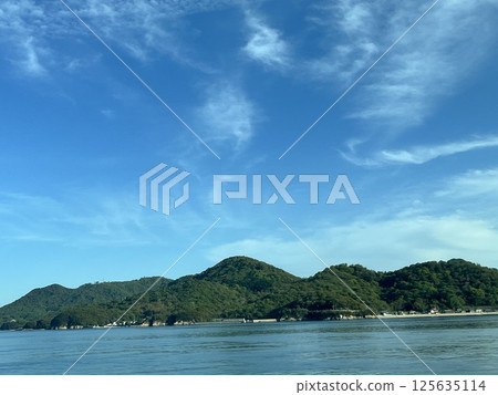 Sky, sea and island landscape 125635114