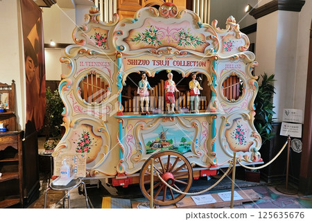 Automatic mechanical music box 125635676