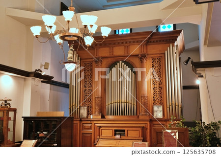 pipe organ 125635708