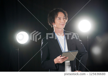 工作人員在後台準備 工作人員在後台準備 125636680