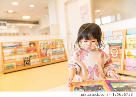 看繪本的日本女孩 125636738