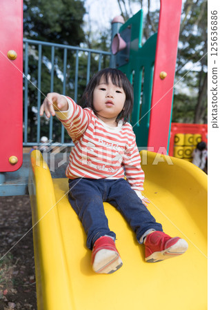 女孩在公園裡的幻燈片上玩 125636886
