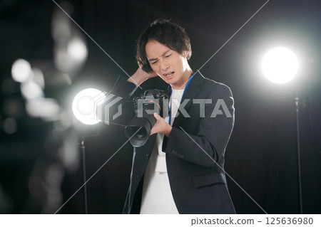 男攝影師拍照 男攝影師拍照 125636980