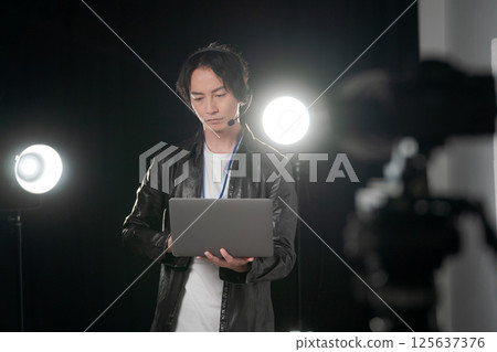 工作人員在舞台側翼工作 工作人員在舞台側翼工作 125637376