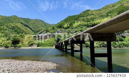 Shimanto River and Iwama Submerged Bridge under the clear blue sky and fresh greenery of May (Kayao, Nishitosa, Kochi Prefecture) Shimanto River and Iwama Submerged Bridge under the clear blue sky and fresh greenery of May (Kayao, Nishitosa, Kochi Prefecture) 125637410