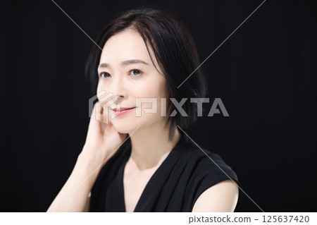 Beauty image of middle-aged women 125637420