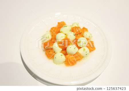 [食物] 馬蘇里拉起司拼盤，鮭魚拼盤 125637423