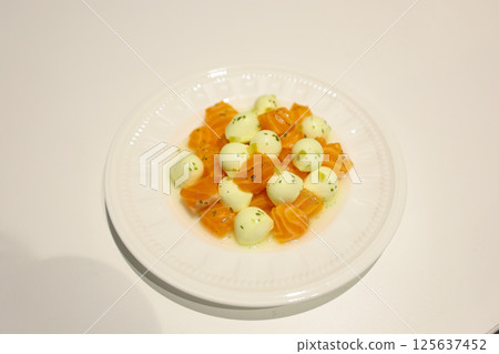 [食物] 馬蘇里拉起司拼盤，鮭魚拼盤 125637452