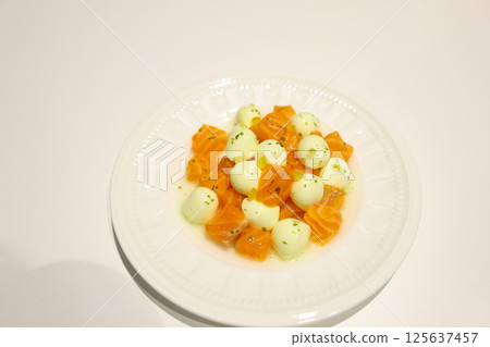[食物] 馬蘇里拉起司拼盤，鮭魚拼盤 125637457