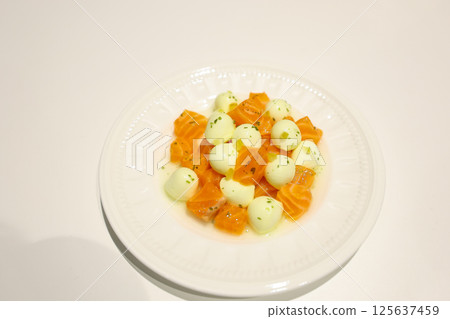 [食物] 馬蘇里拉起司拼盤，鮭魚拼盤 125637459