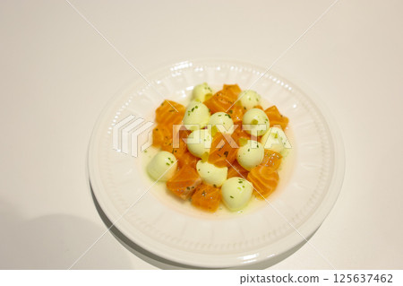 [食物] 馬蘇里拉起司拼盤，鮭魚拼盤 125637462