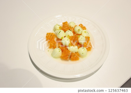 [食物] 馬蘇里拉起司拼盤，鮭魚拼盤 125637463