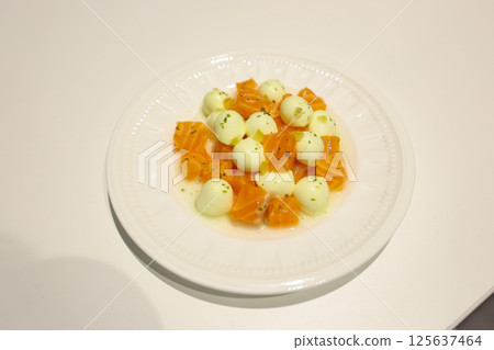 [食物] 馬蘇里拉起司拼盤，鮭魚拼盤 125637464