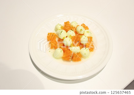 [食物] 馬蘇里拉起司拼盤，鮭魚拼盤 125637465