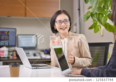 中年婦女在辦公室開會 125637744