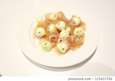 [Food] Mozzarella dishes, mixed prosciutto 125637780