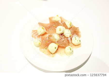 [Food] Mozzarella dishes, mixed prosciutto 125637794