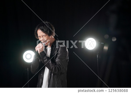 Musician singing a song 125638088