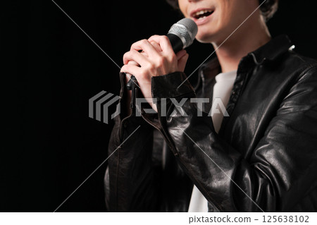 Musician singing a song 125638102