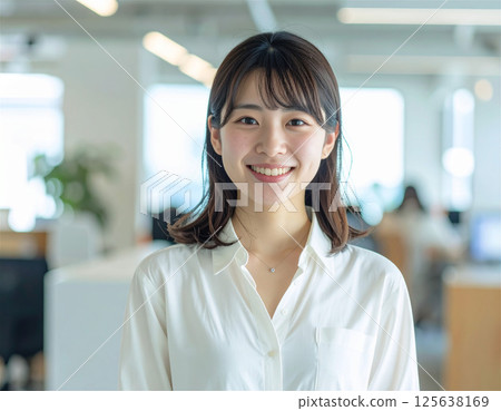 辦公室裡微笑的年輕女性，明亮清新的商務肖像 125638169