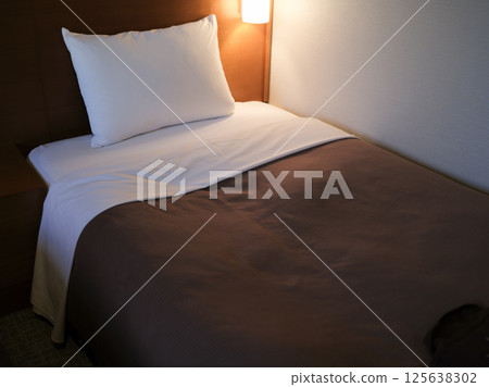 Business hotel bed 125638302