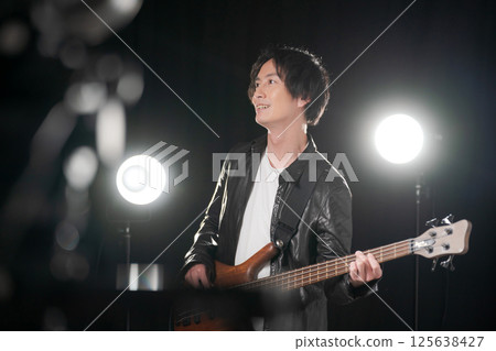 音樂家演奏樂器 音樂家演奏樂器 125638427