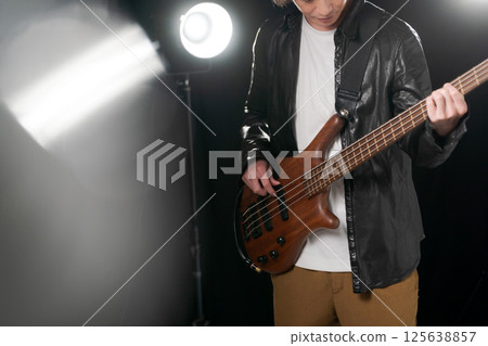 音樂家演奏樂器 125638857