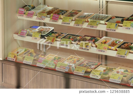 Ekiben sample: Ekiben shop at Tokyo Station 125638885