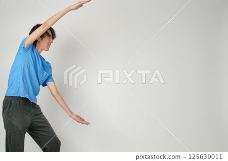 一名日本男子向右轉身，像鱷魚嘴一樣張開雙臂，懇求道：“請看一些東西。” 125639011