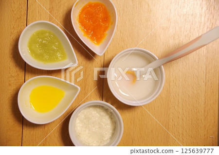 Homemade baby food (porridge, tofu, carrots, cabbage, mandarin oranges) Homemade baby food (porridge, tofu, carrots, cabbage, mandarin oranges) 125639777