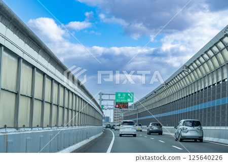 Kobe City, Hyogo Prefecture: A car traveling near the Fukae exit on the Hanshin Expressway Route 3 Kobe Line 125640226