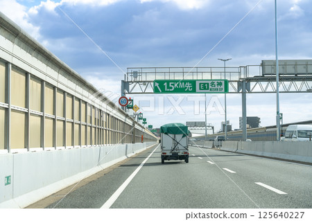 Kobe City, Hyogo Prefecture: A car traveling on the Hanshin Expressway Route 3 Kobe Line toward the Meishin Expressway Kobe City, Hyogo Prefecture: A car traveling on the Hanshin Expressway Route 3 Kobe Line toward the Meishin Expressway 125640227
