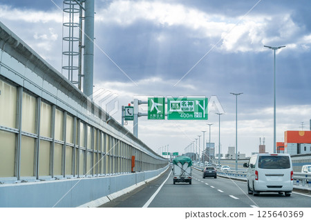 Kobe City, Hyogo Prefecture: A car traveling on the Hanshin Expressway Route 3 Kobe Line toward the Meishin Expressway 125640369